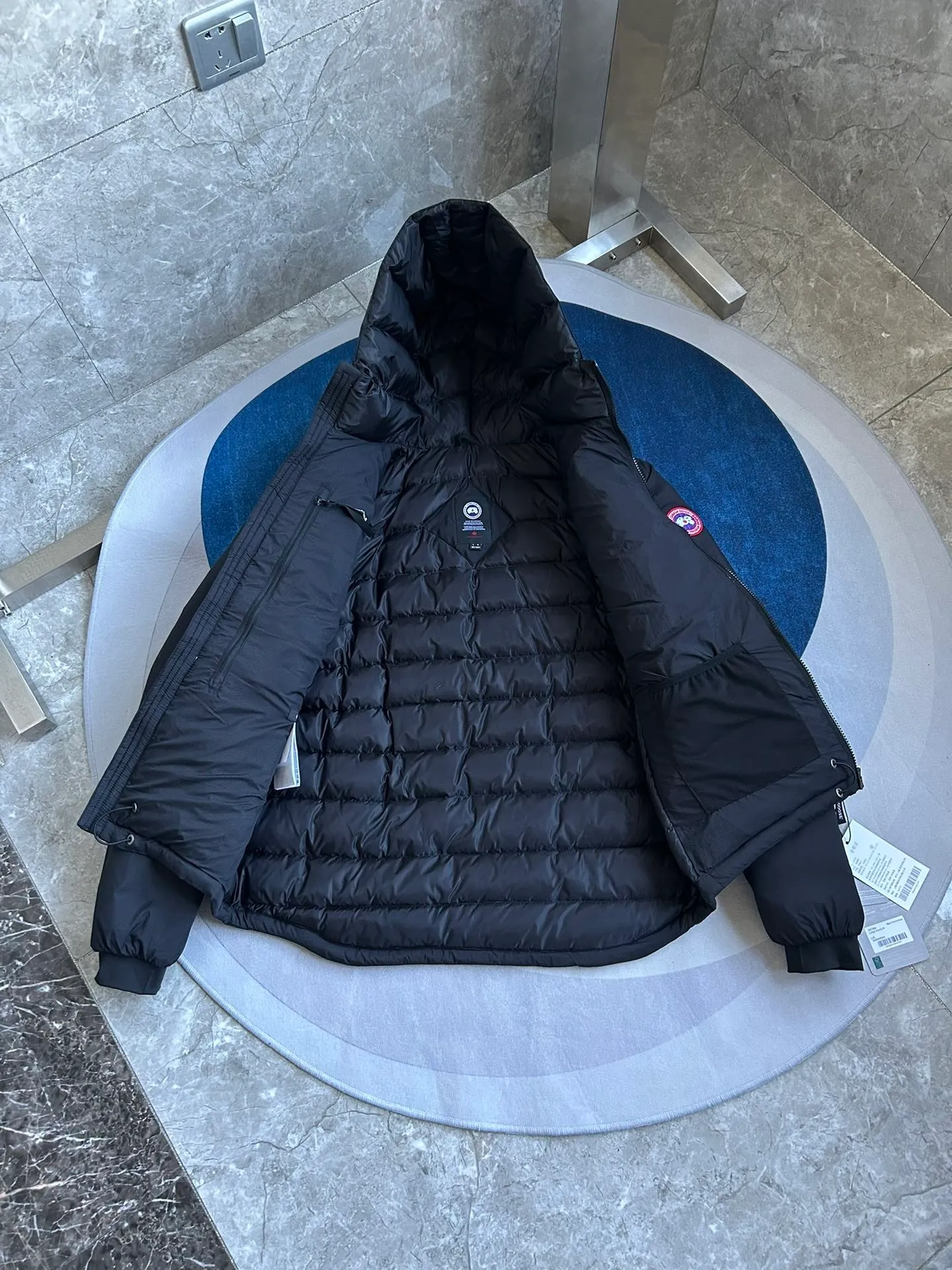 P880 official website CANADA GOOSE thin and light model. It is super lightweight and has no weight-bearing feeling on the upper body! It also shows your temperament!! The Canadian brand Canada Goose has always been recognized as the warmest down jacket. Various Instagram celebrities, Internet celebrities, and celebrities often wear it for street photos. I make Canada Goose every year, but I still can’t get rid of my love for it. No matter how cold the winter is, there is no need to be afraid. It is the legendary warmest down jacket and is known as a must-have for arctic outdoor sports! The most popular down jacket in the world, major celebrities are rushing to buy it, and it is a must-have for everyone! Size: S-2xl Color: black gray